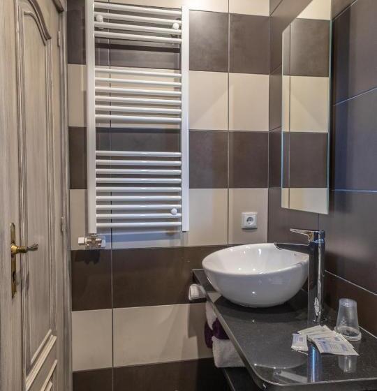 基本间, Fonda Matía