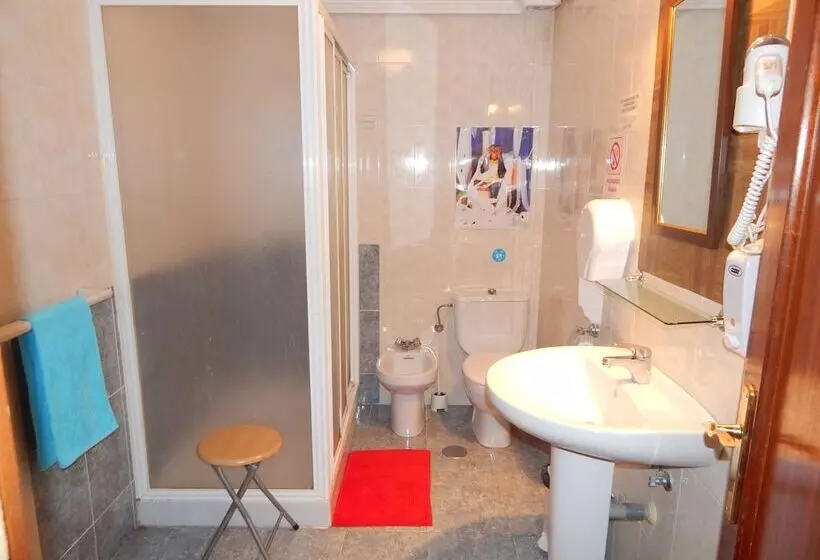 اتاق استاندارد سه تخته با سرویس بهداشتی مشترک, Hostal El Peine