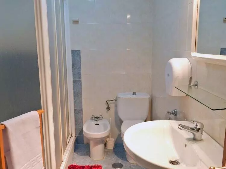 اتاق استاندارد سه تخته با سرویس بهداشتی مشترک, Hostal El Peine