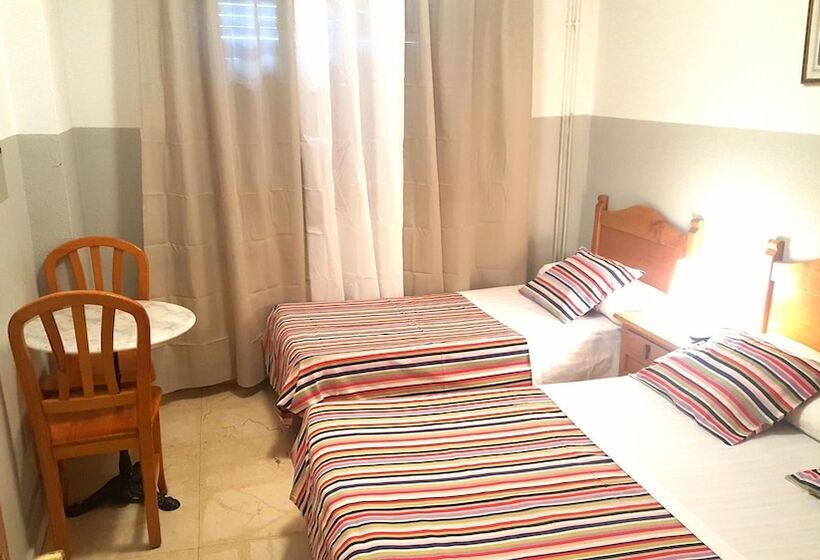 バスルーム共有のトリプルスタンダード, Hostal El Peine