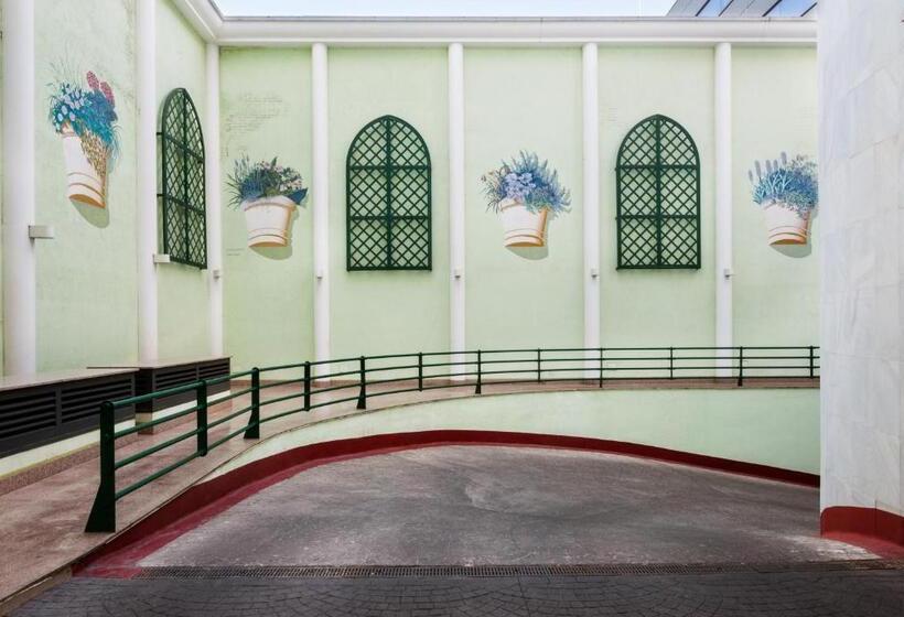 标准单人间, Julia