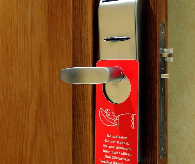 标准单人间, Julia