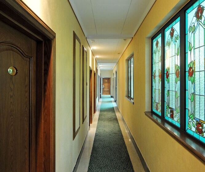 标准单人间, Julia