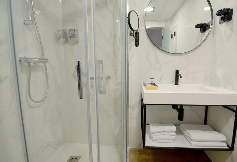 اتاق استاندارد با تخت بزرگ, Uve Marcenado