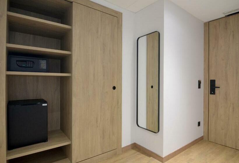 اتاق استاندارد, Uve Marcenado