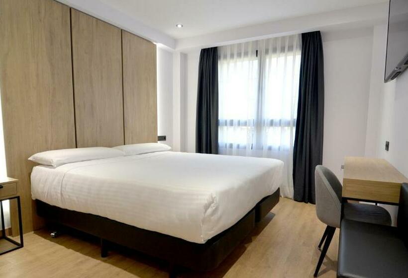 اتاق استاندارد یک نفره, Uve Marcenado