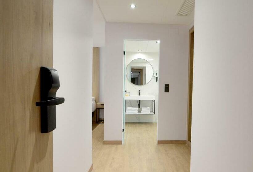 اتاق استاندارد یک نفره, Uve Marcenado