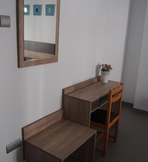 غرفة قياسية ثلاثية, Hostal El Trovador