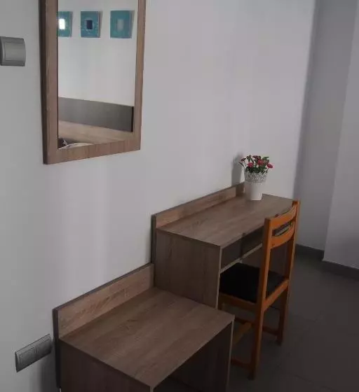 اتاق استاندارد سه نفره, Hostal El Trovador