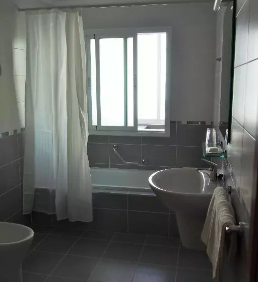 اتاق استاندارد سه نفره, Hostal El Trovador