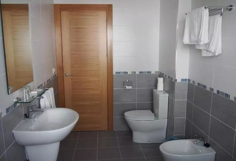 اتاق استاندارد سه نفره, Hostal El Trovador