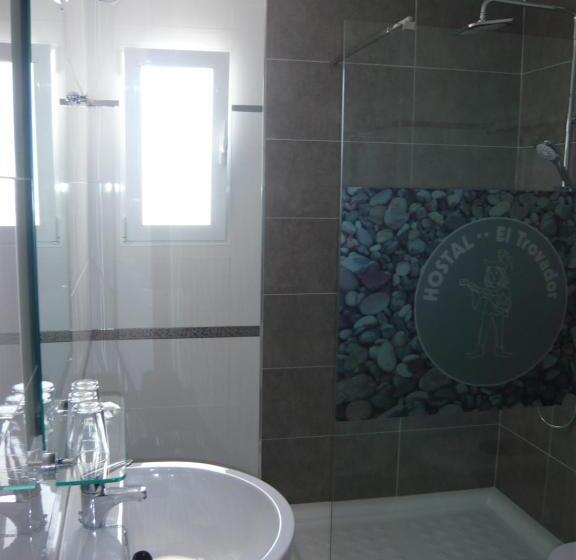 غرفة قياسية ثلاثية, Hostal El Trovador