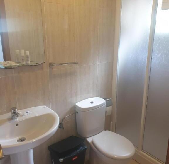 经济房, Hostal Cruce