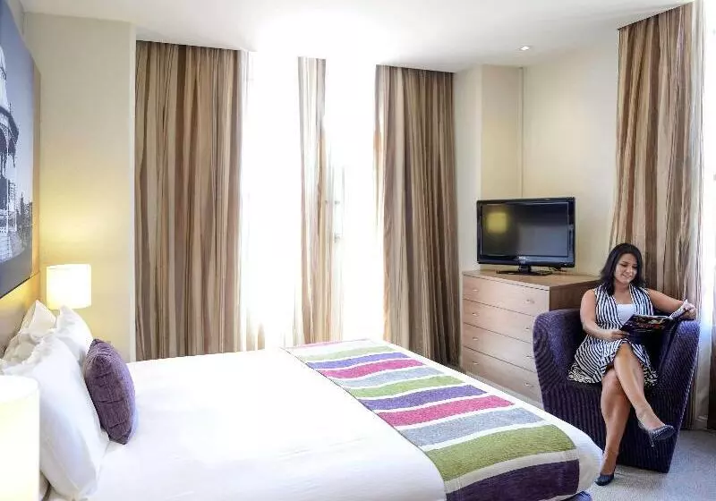 キングサイズベッドのスイートルーム, Grosvenor Hotel Adelaide