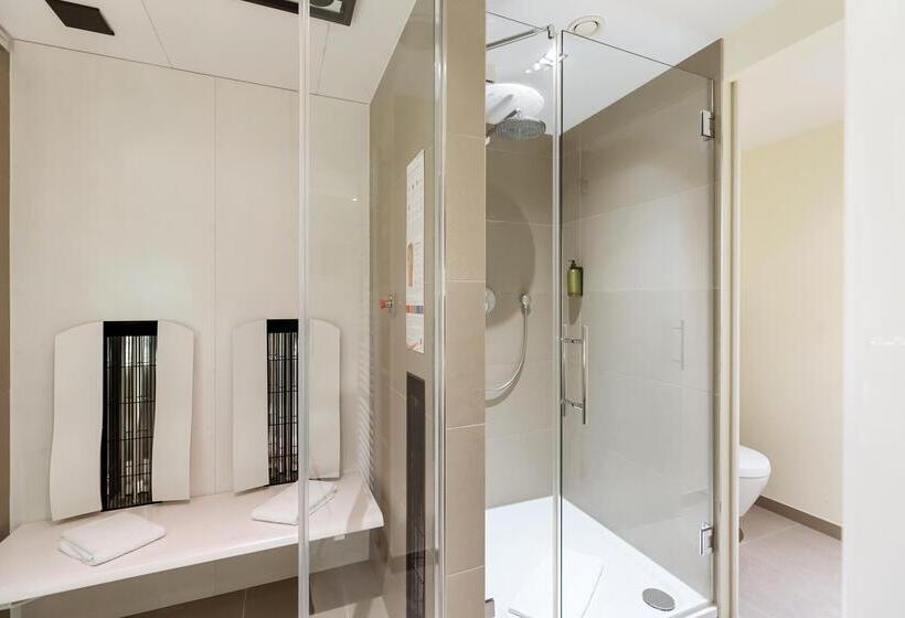 جناح جونيور, Schillerpark Linz, A Member Of Radisson Individuals