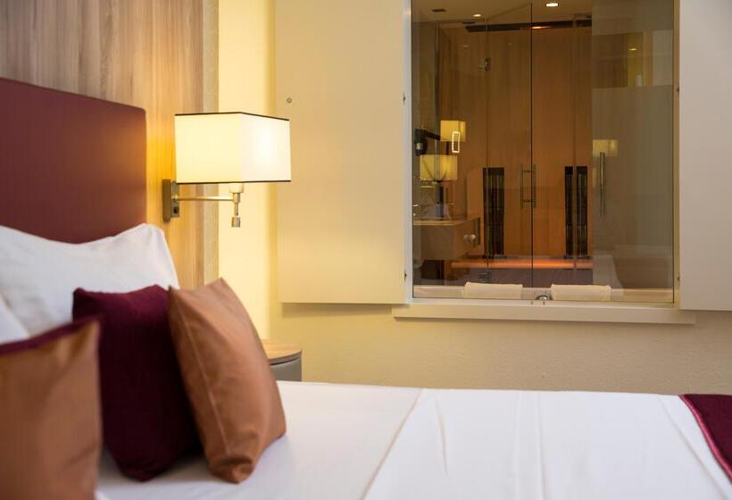 جناح جونيور, Schillerpark Linz, A Member Of Radisson Individuals