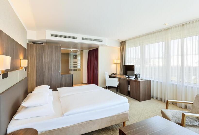 جناح جونيور, Schillerpark Linz, A Member Of Radisson Individuals