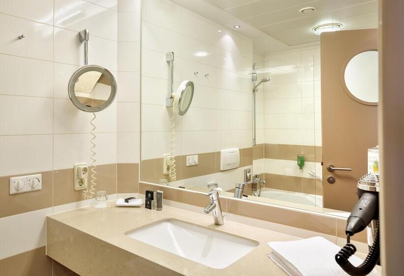 جناح جونيور, Schillerpark Linz, A Member Of Radisson Individuals