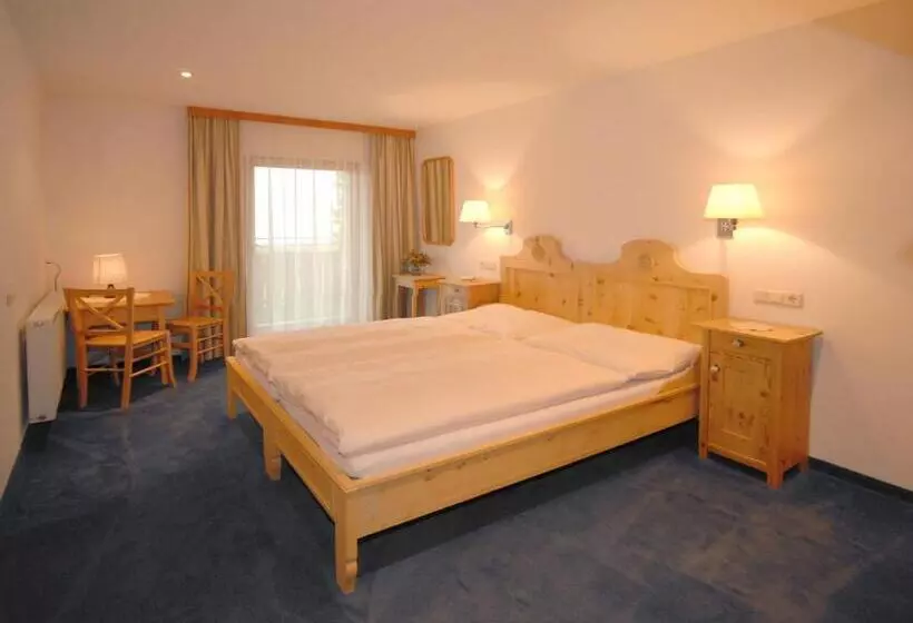 Huoneisto 1 Makuuhuone Puutarhanäkymä, Landhotel Kielhuberhof