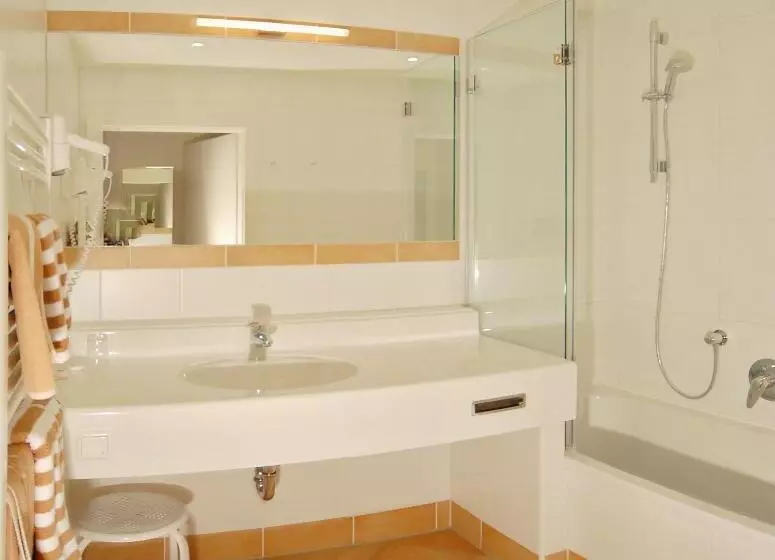 Huoneisto 1 Makuuhuone Puutarhanäkymä, Landhotel Kielhuberhof