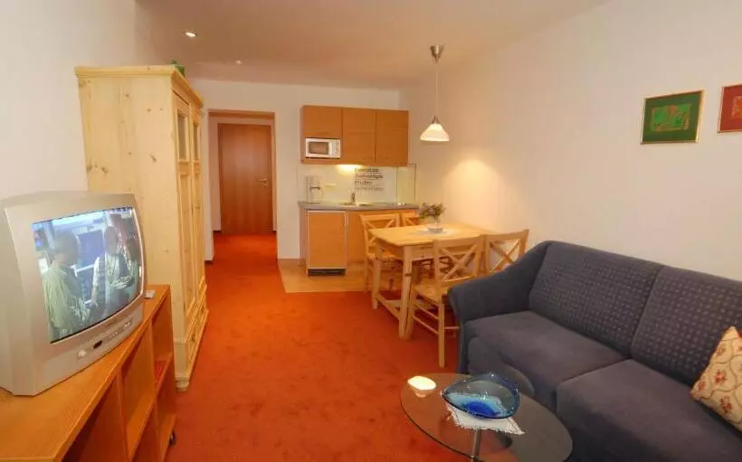 Huoneisto 1 Makuuhuone Puutarhanäkymä, Landhotel Kielhuberhof