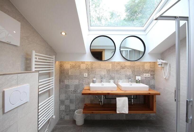 غرفة عائلية مطلّة علي الجبل, Landhotel Laudersbach