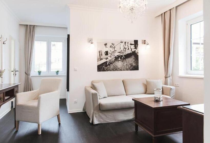 带河湖景观的轻年套房, Strandhotel Sille