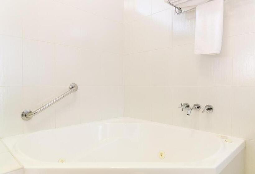 חדר משפחתי, Cessnock Motel