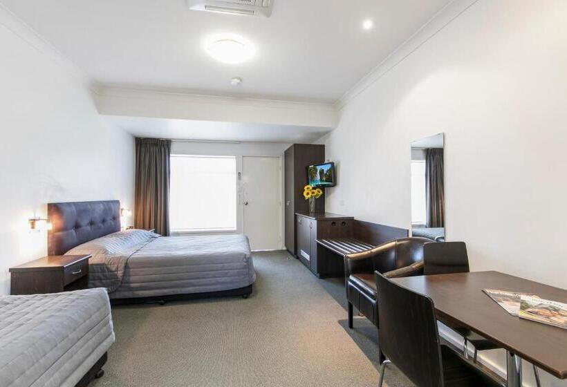 חדר משפחתי, Cessnock Motel