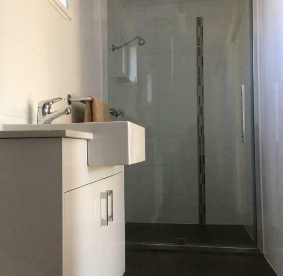 اتاق خانوادگی, Deniliquin Motel