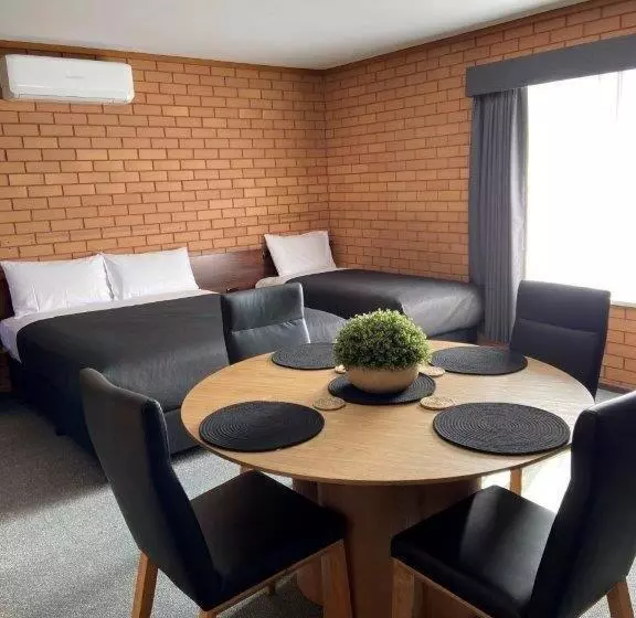 Perhehuone, Deniliquin Motel