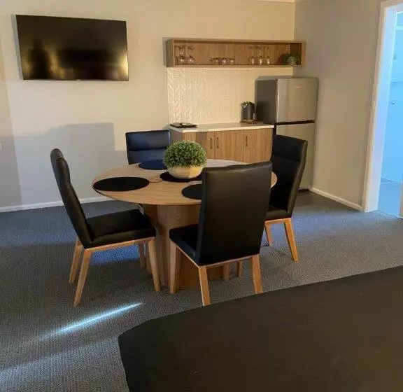 Perhehuone, Deniliquin Motel