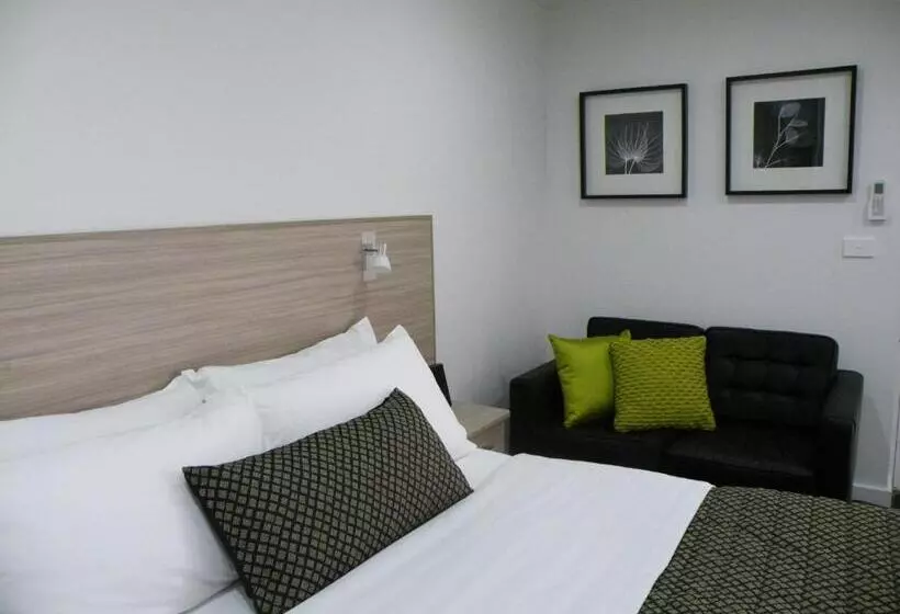 سوییت خانوادگی, Hamilton Lonsdale Motel