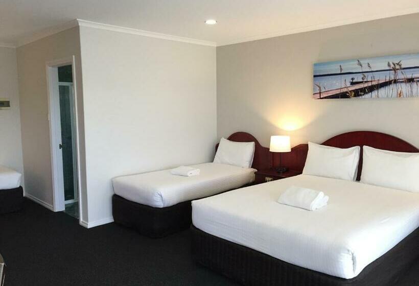 חדר משפחתי, Hilton Beachfront Motel