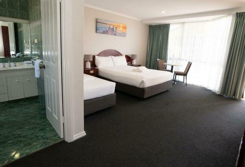 חדר משפחתי, Hilton Beachfront Motel