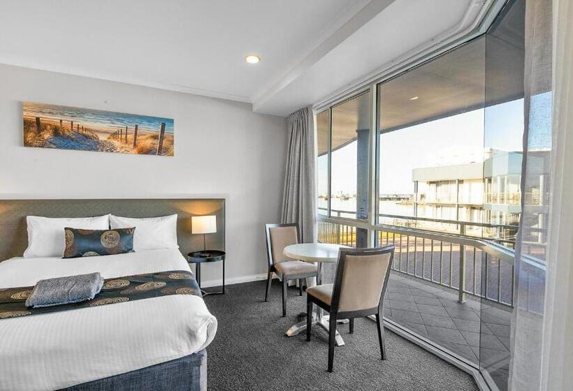 חדר משפחתי, Hilton Beachfront Motel