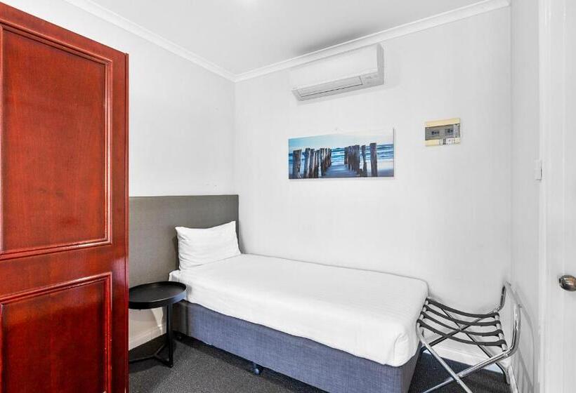 חדר משפחתי, Hilton Beachfront Motel