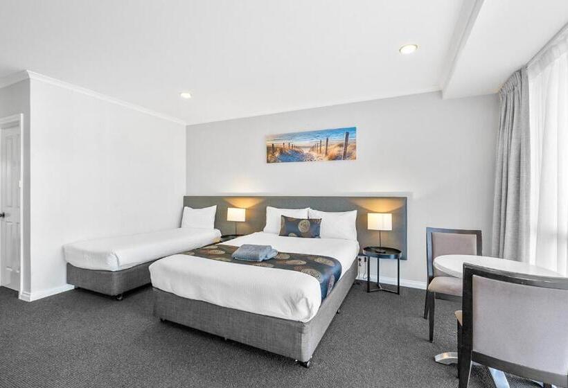 חדר משפחתי, Hilton Beachfront Motel