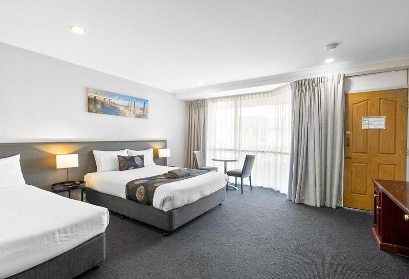 חדר משפחתי, Hilton Beachfront Motel