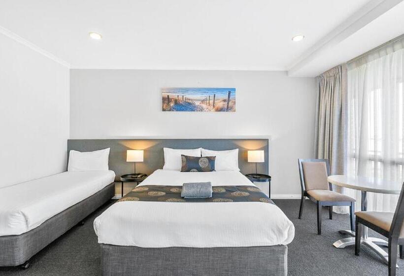 חדר משפחתי, Hilton Beachfront Motel