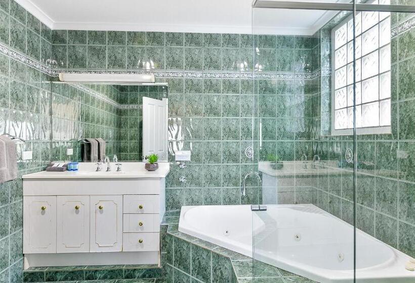 סוויטה עם ג'קוזי, נוף לים, Hilton Beachfront Motel