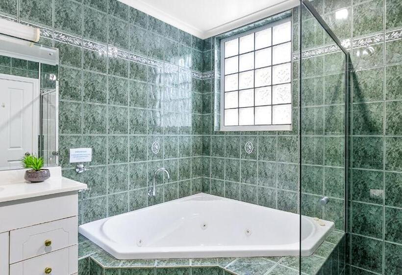 סוויטה עם ג'קוזי, נוף לים, Hilton Beachfront Motel