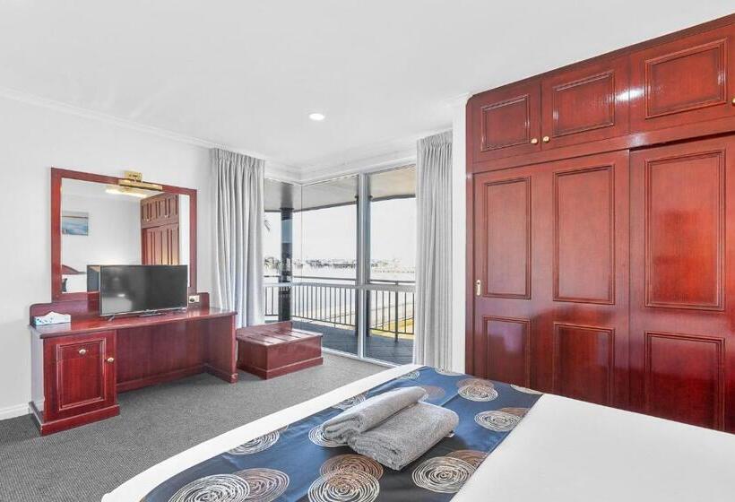 סוויטה עם ג'קוזי, נוף לים, Hilton Beachfront Motel