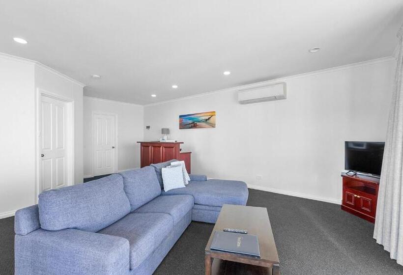 סוויטה עם ג'קוזי, נוף לים, Hilton Beachfront Motel