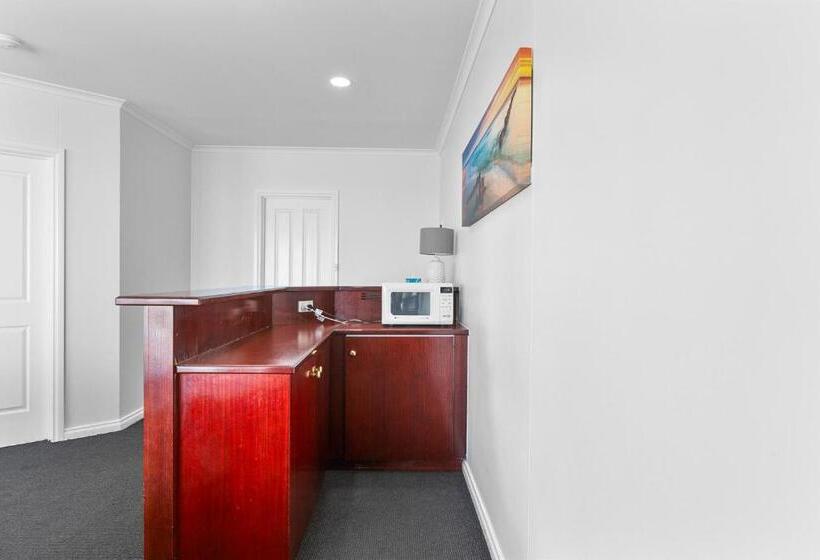 סוויטה עם ג'קוזי, נוף לים, Hilton Beachfront Motel