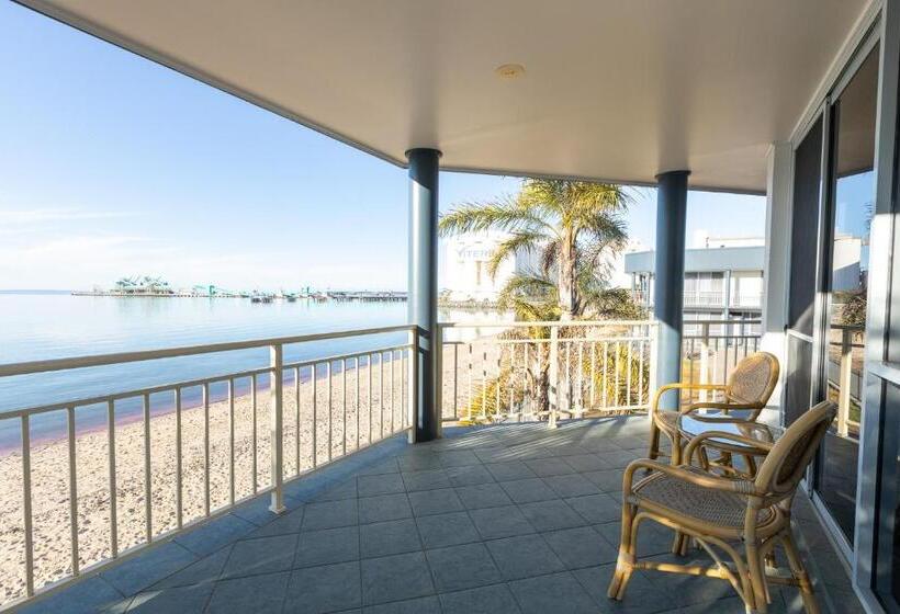 סוויטה עם ג'קוזי, נוף לים, Hilton Beachfront Motel