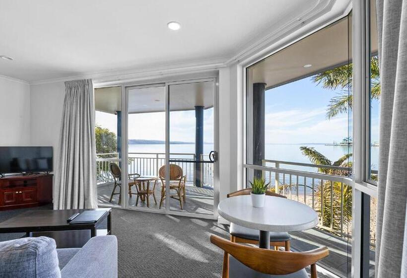 סוויטה עם ג'קוזי, נוף לים, Hilton Beachfront Motel