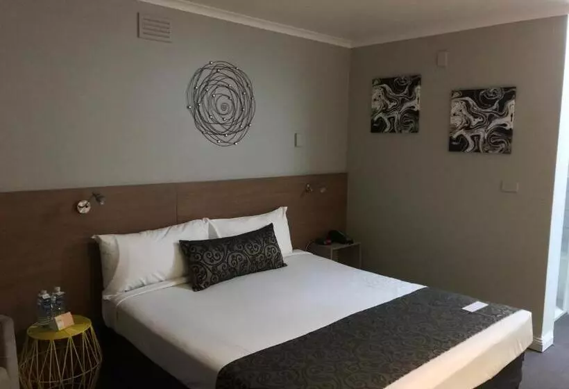 Standard Studio King Bed, Burnie Central Townhouse