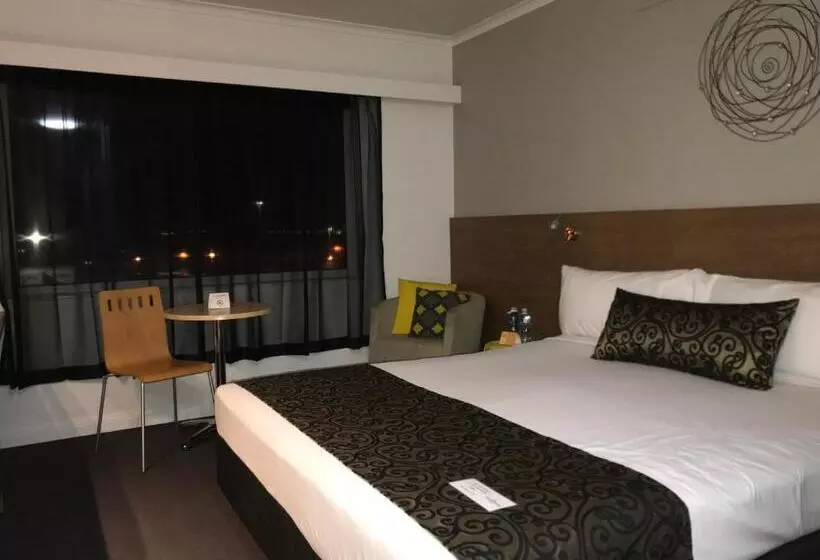 Standard Studio King Bed, Burnie Central Townhouse