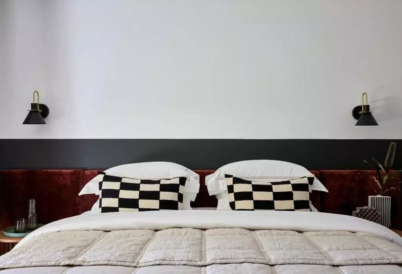 سوییت جونیور, Central Caleula Motor Lodge
